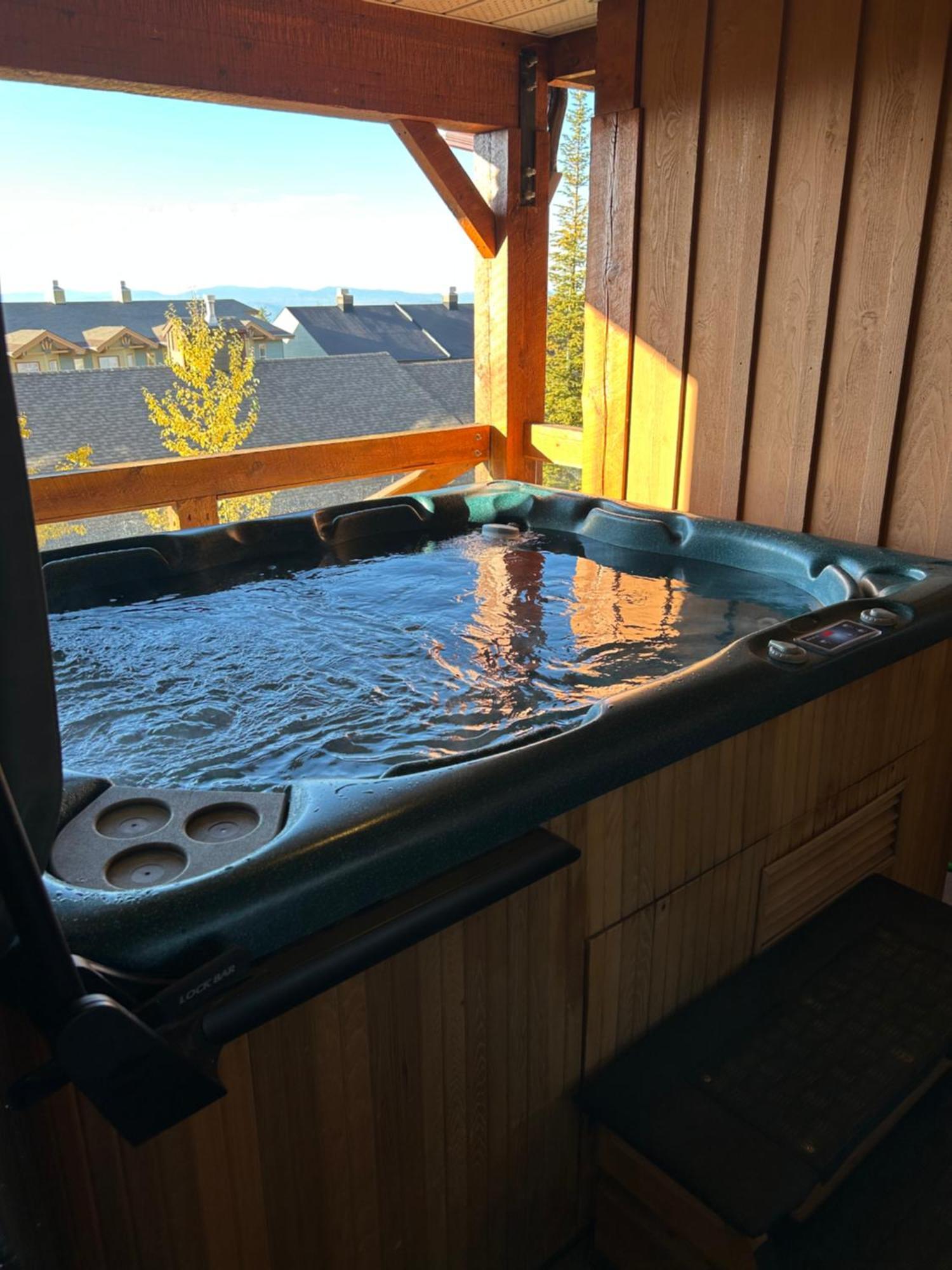 3 Bedroom 3 Bath Ski In Ski Out With Private Hot Tub Big White Exteriér fotografie